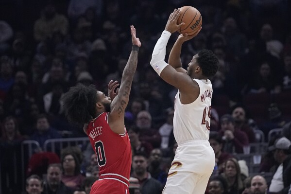Donovan Mitchell scores 34 points as the Cavaliers pull away late